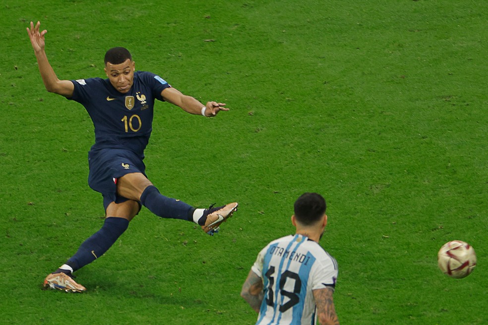 Mbappé enche o pé para marcar o segundo de seus três gols na final: duelo de gigantes com Messi — Foto: Odd Andersen / AFP