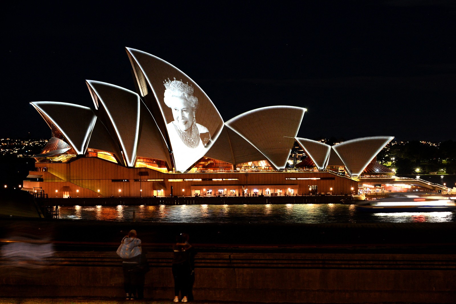 Foto da Rainha Elizabeth II é projetada na icônica Opera House da Austrália, em Sydney  — Foto: Muhammad FAROOQ / AFP