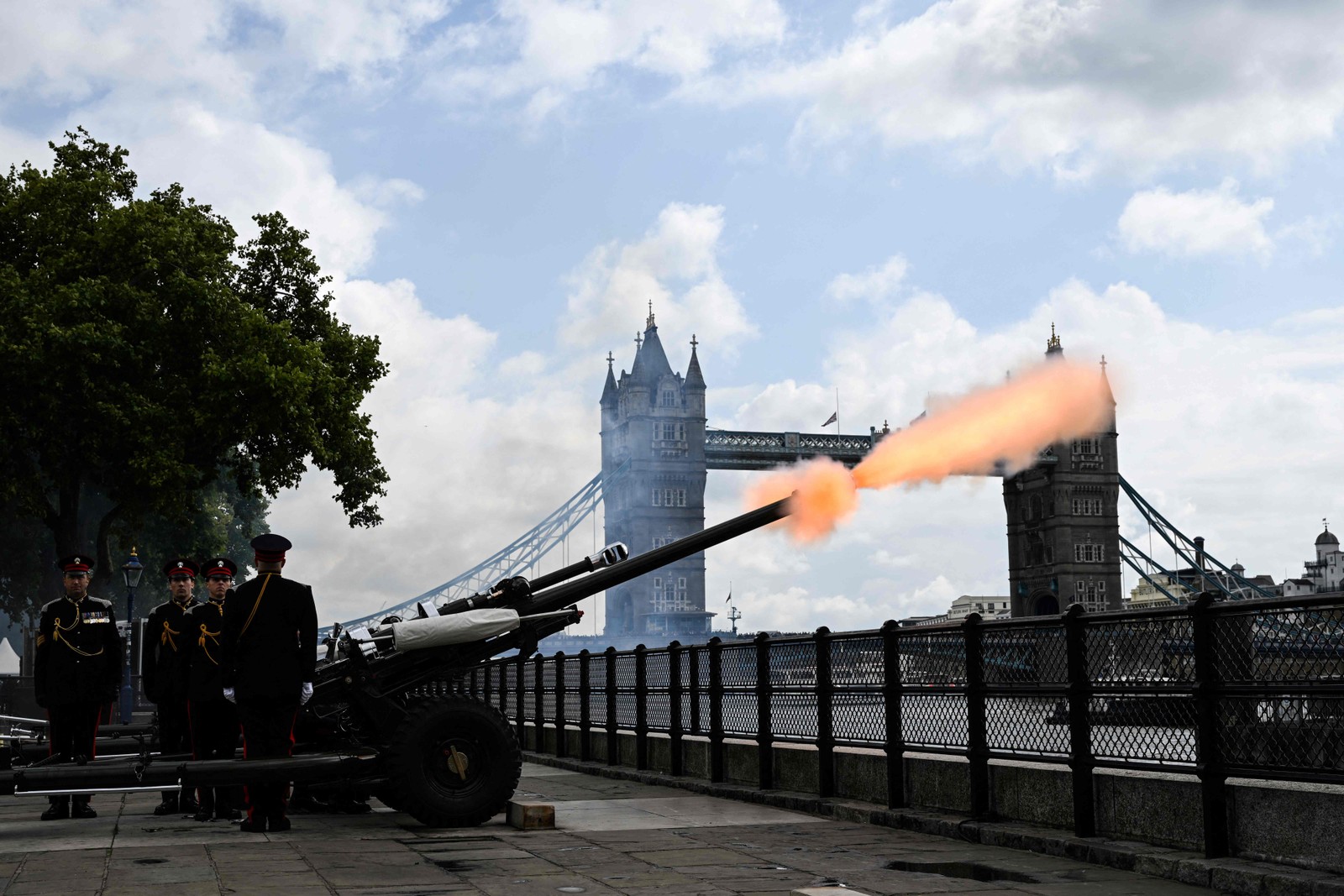 A Saudação da Arma da Morte é disparada na Torre de Londres pela Honorável Companhia de Artilharia, Exército Britânico, que marca a morte da Rainha Elizabeth II, em Londres — Foto: Glyn KIRK / AFP