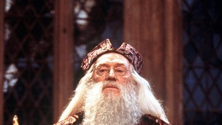 Richard Harris (1930-2002) foi o primeiro a interpretar Dumbledore nos cinemas — Foto: AFP. 