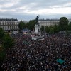 Eleitores se reúnem após primeiros resultados do 2º turno das eleições legislativas da França na Praça da República, em Paris - Geoffroy VAN DER HASSELT / AFP