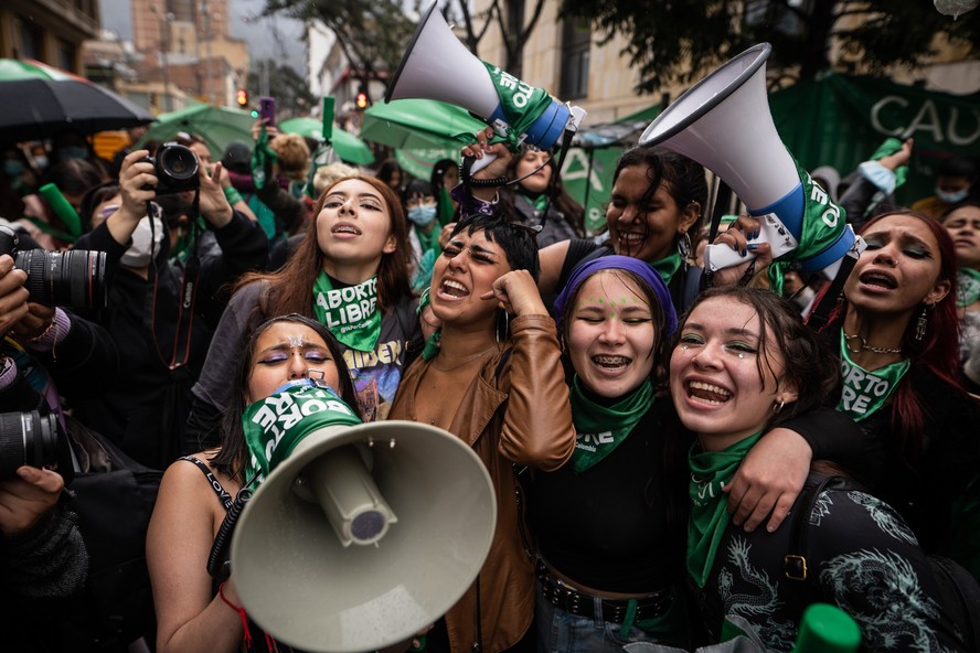 Defensores do direito ao aborto comemoram em frente ao Tribunal Constitucional da Colômbia, após a decisão a favor da descriminalização do aborto, em Bogotá