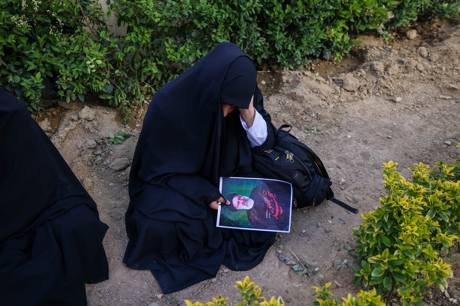 Iranianos se reúnem na Praça Valiasr, no centro de Teerã, para lamentar a morte do presidente Ebrahim Raisi, do ministro das Relações Exteriores Hossein Amir-Abdollahian e de sete outras pessoas em um acidente de helicóptero. — Foto: ATTA KENARE/AFP