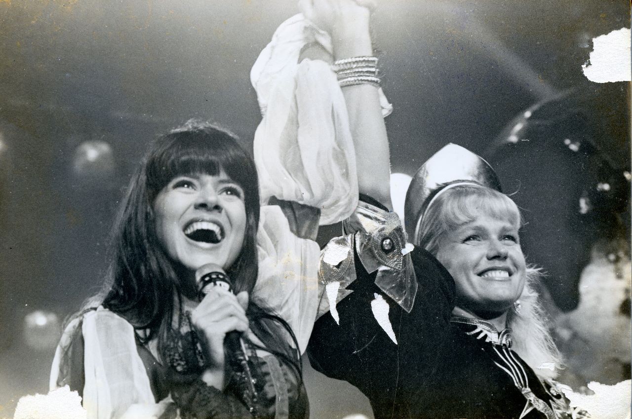 Mara e Xuxa de mãos dadas no palco — Foto: Divulgação