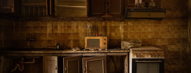 Cozinha de uma casa devastada após o recuo das águas da tempestade Daniel, na vila de Vlochos, no centro da Grécia. — Foto: Angelos TZORTZINIS/AFP