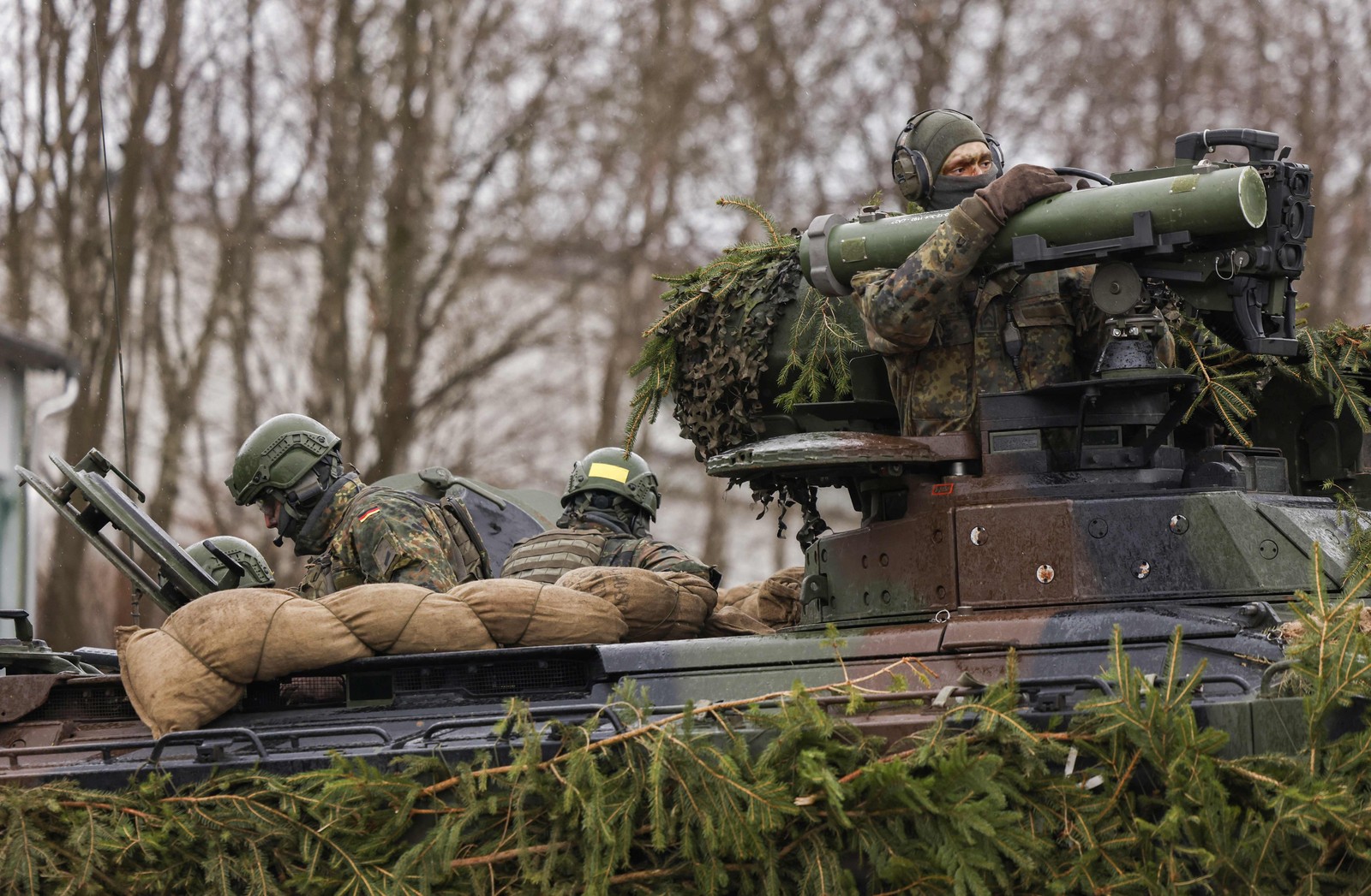 Soldado manuseia um sistema antitanque na torre de um veículo blindado durante exercício em base militar em Marienberg, leste da Alemanha, durante a visita da ministra da Defesa alemão. — Foto: Odd ANDERSEN / AFP