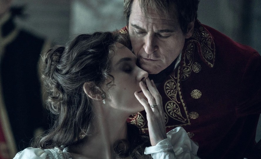 Os atores Joaquin Phoenix e Vanessa Kirby em cena de 'Napoleão'