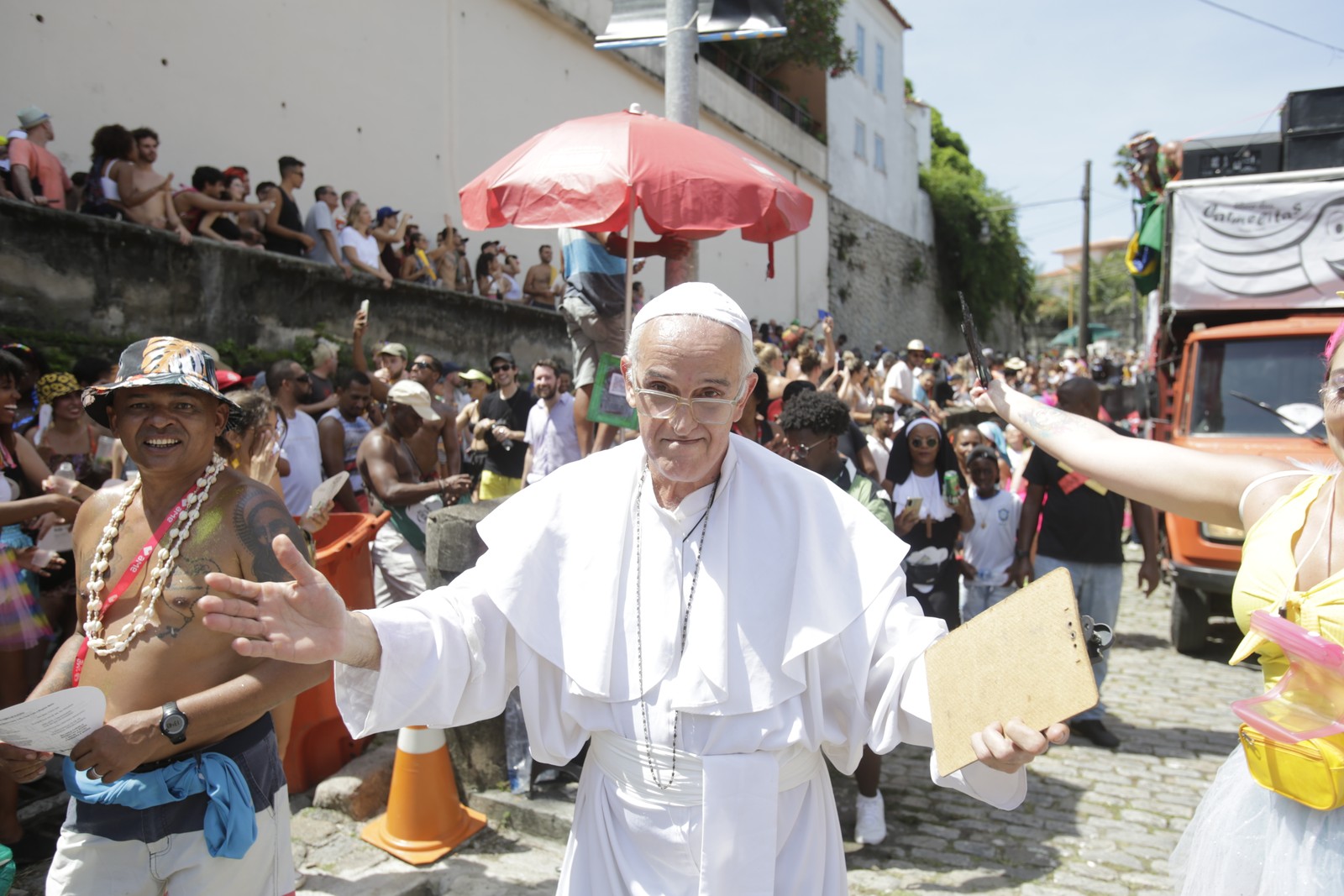 Sósia do Papa Francisco cai na folia durante cortejo do Carmelitas — Foto: Alexandre Cassiano