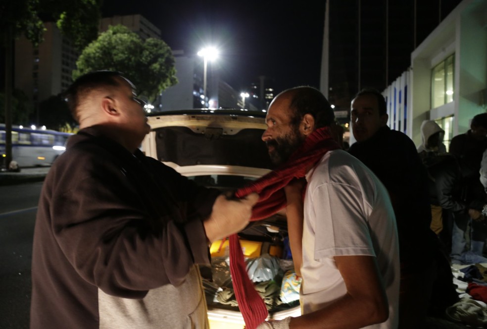  À espera de ajuda. Uma pessoa tenta se proteger com um cobertor da noite fria numa calçada da Presidente Vargas: passagem de massa polar em pleno outono aumenta preocupação com população em situação vulnerável nas ruas do Rio — Foto: Roberto Moreyra