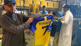 Torcedores posam com a camisa da nova contratação do clube — Foto: Fayez Nureldine / AFP