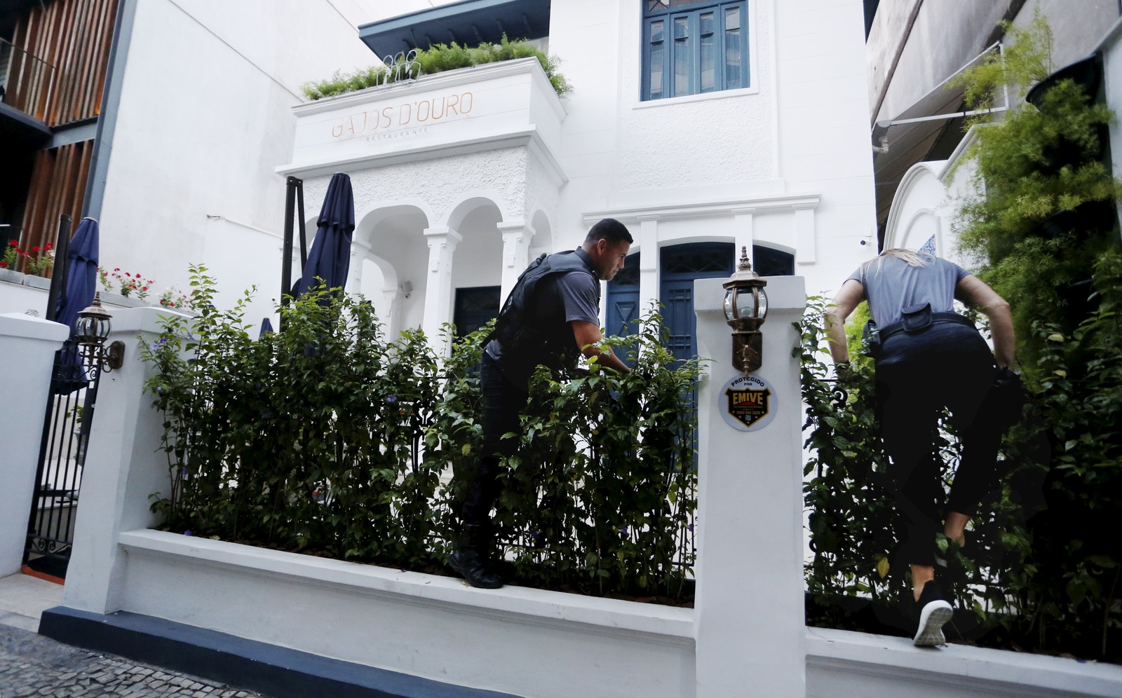  Policiais pulam grades para entrar no restaurante Gajos D'ouro em Ipanema, do bicheiro Rogério Andrade