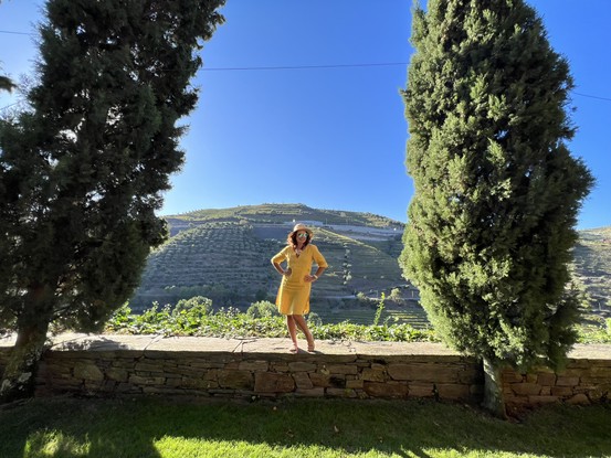 Jornalista Renata Araujo, criadora de plataforma de turismo e referência para viajantes 40+, durante passagem pela região do Douro, em Portugal