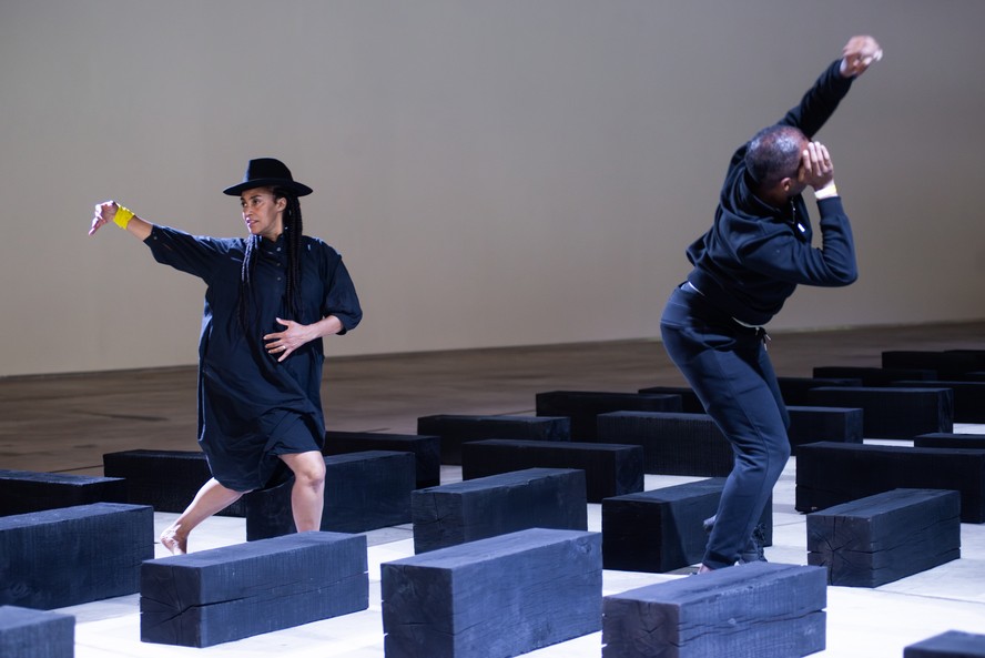 Grada Kilomba em performance na obra 'O barco', em Inhotim