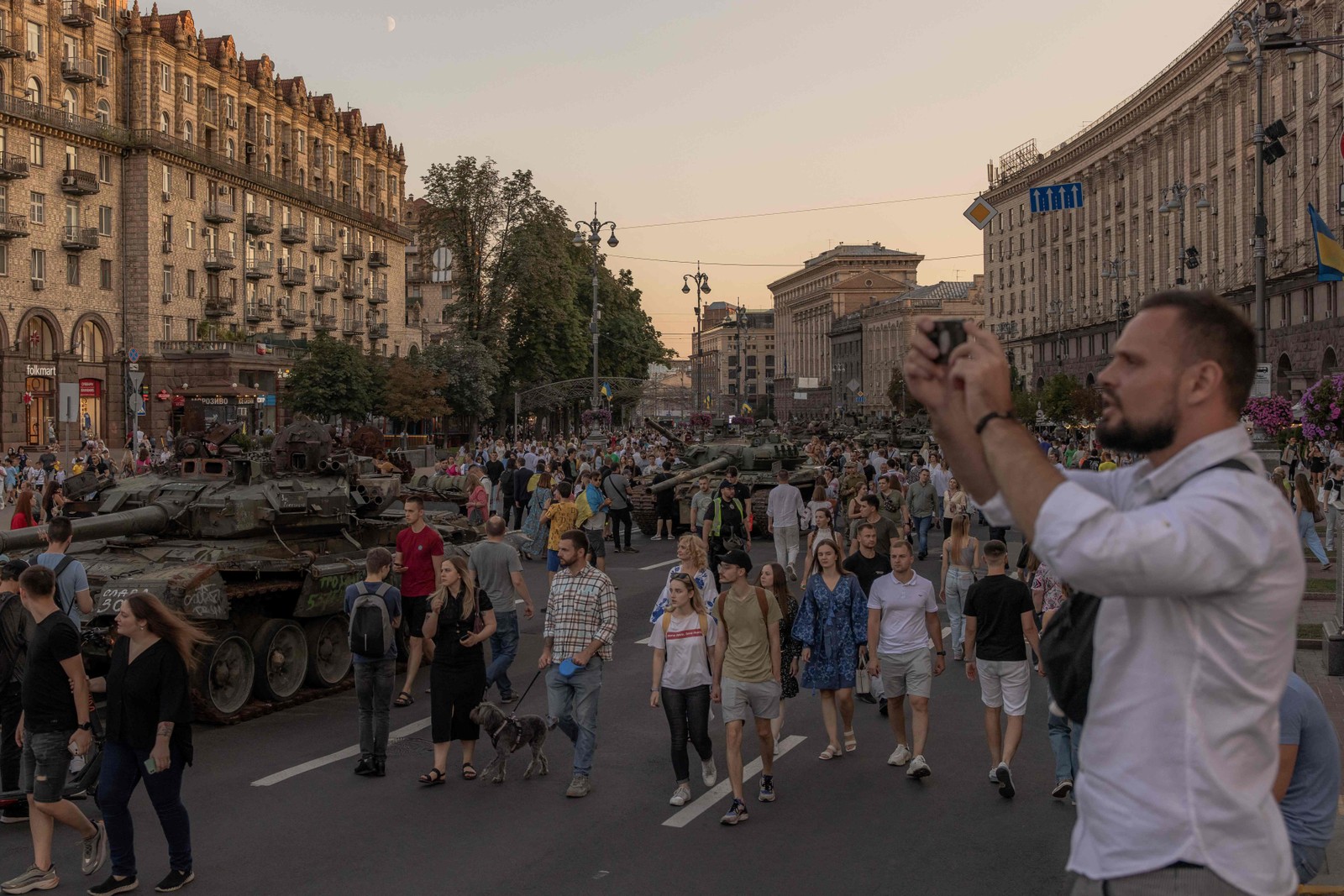 Pessoas visitam a rua Khreshchatyk, onde veículos militares russos destruídos estão em exibição no Dia da Independência da Ucrânia, em Kiev — Foto: Roman Pilipey / AFP