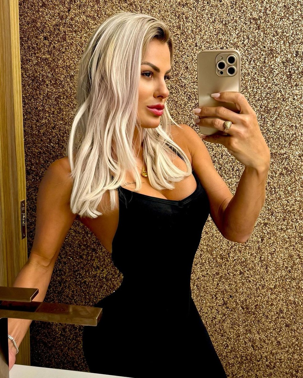 Mariana Polastreli mostrou cintura fina em selfie no espelho — Foto: Reprodução Instagram