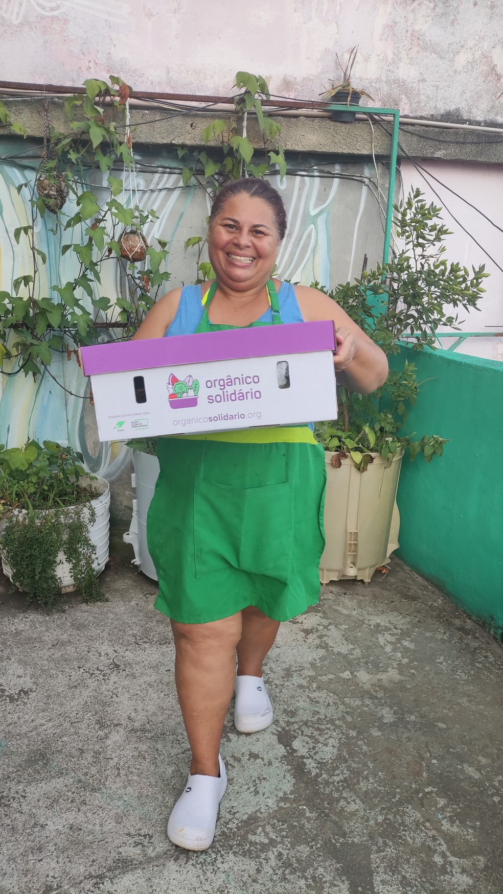 A fundadora da Favela Orgânica, Regina Tchelly, com a cesta do Orgânico Solidário — Foto: Divulgação/Matheus Reis