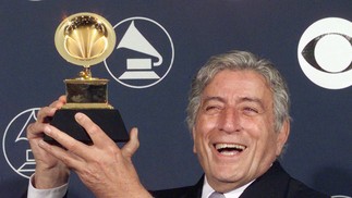 Tony Bennett recebe sua premiação no Grammy de 1998, em Nova York. Bennett recebeu o prêmio de Melhor Performance Vocal Pop Tradicional por "Tony Bennett on Holiday". — Foto: MATT CAMPBELL / AFP