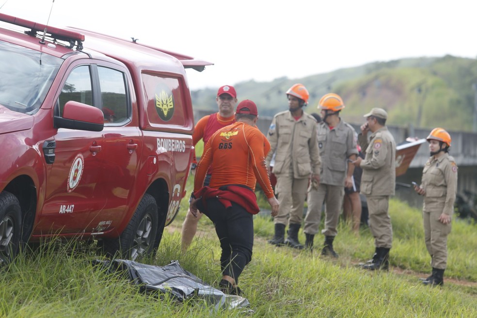 Bombeiros fazem busca pelo corpo do perito da Polícia Civil Renato Couto no Rio Guandu — Foto: Fabiano Rocha / Agência O Globo