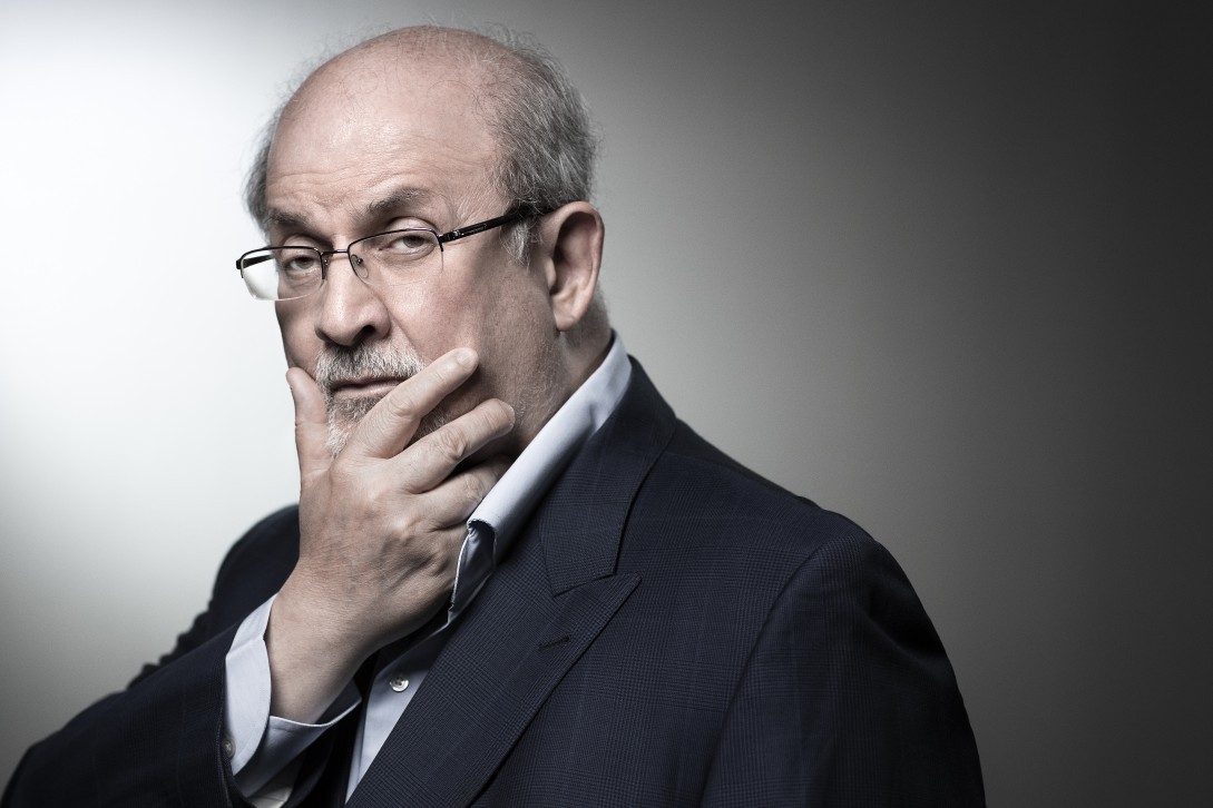 Salman Rushdie foi atacado em evento em Nova York, nos EUA — Foto: AFP PHOTO / JOEL SAGET