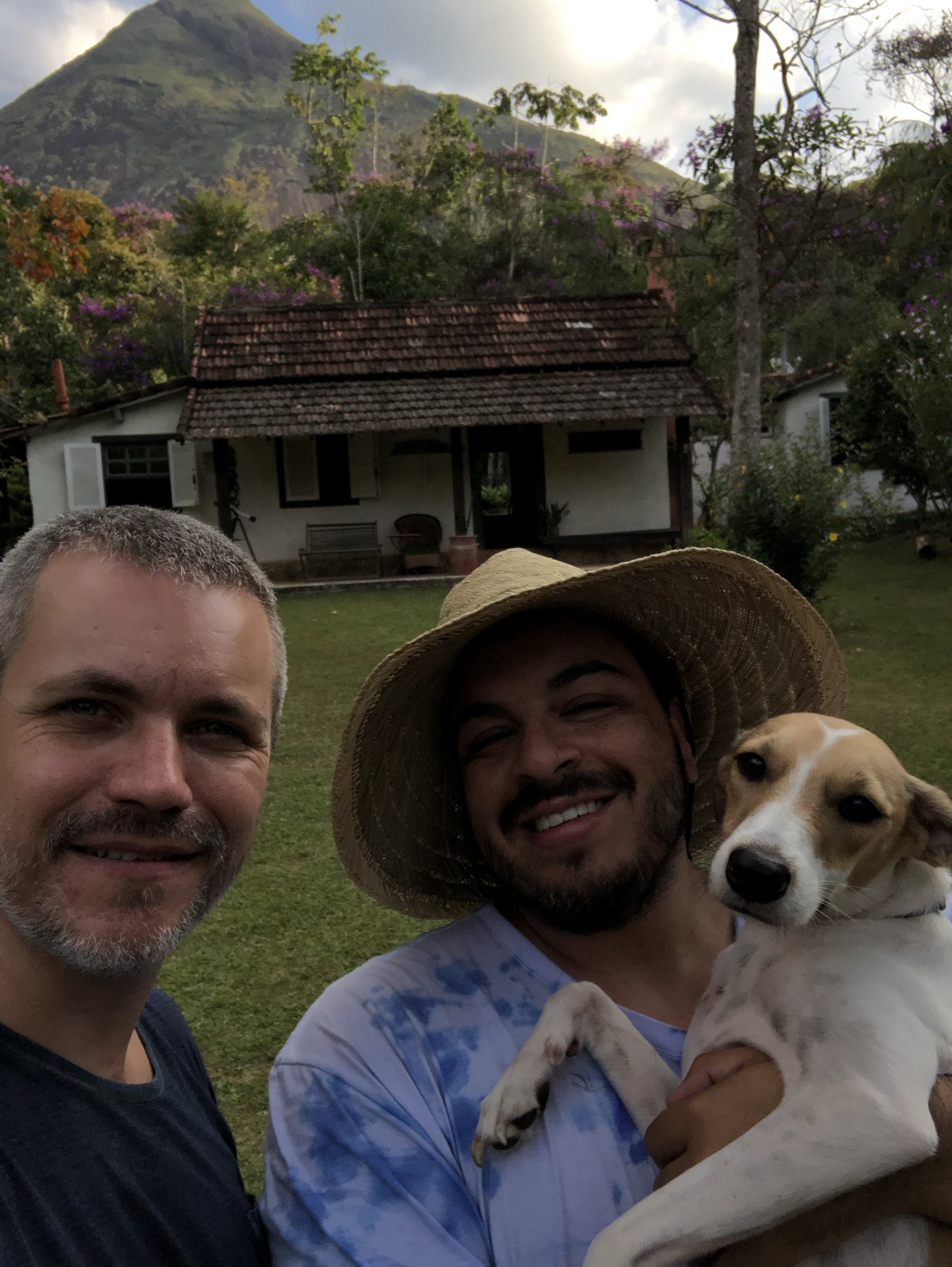 Luis Lobianco e o marido, Lúcio, na casa deles na Serra — Foto: Arquivo pessoal