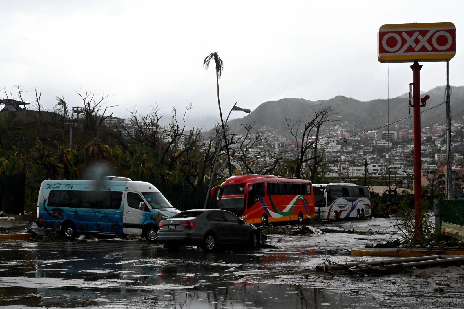 Vista dos danos causados ​​​​após a passagem do furacão Otis em Acapulco, estado de Guerrero, México — Foto: FRANCISCO ROBLES/AFP