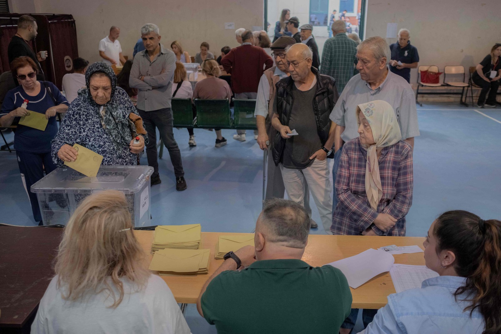 Cidadãos votam em uma seção eleitoral em uma escola do governo durante as eleições presidenciais da Turquia. — Foto: Can EROK / AFP