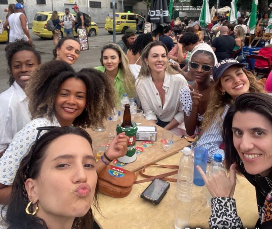 Rafa Kalimann reúne amigas em bar no Bafo da Prainha, no Rio — Foto: Reprodução/Instagram