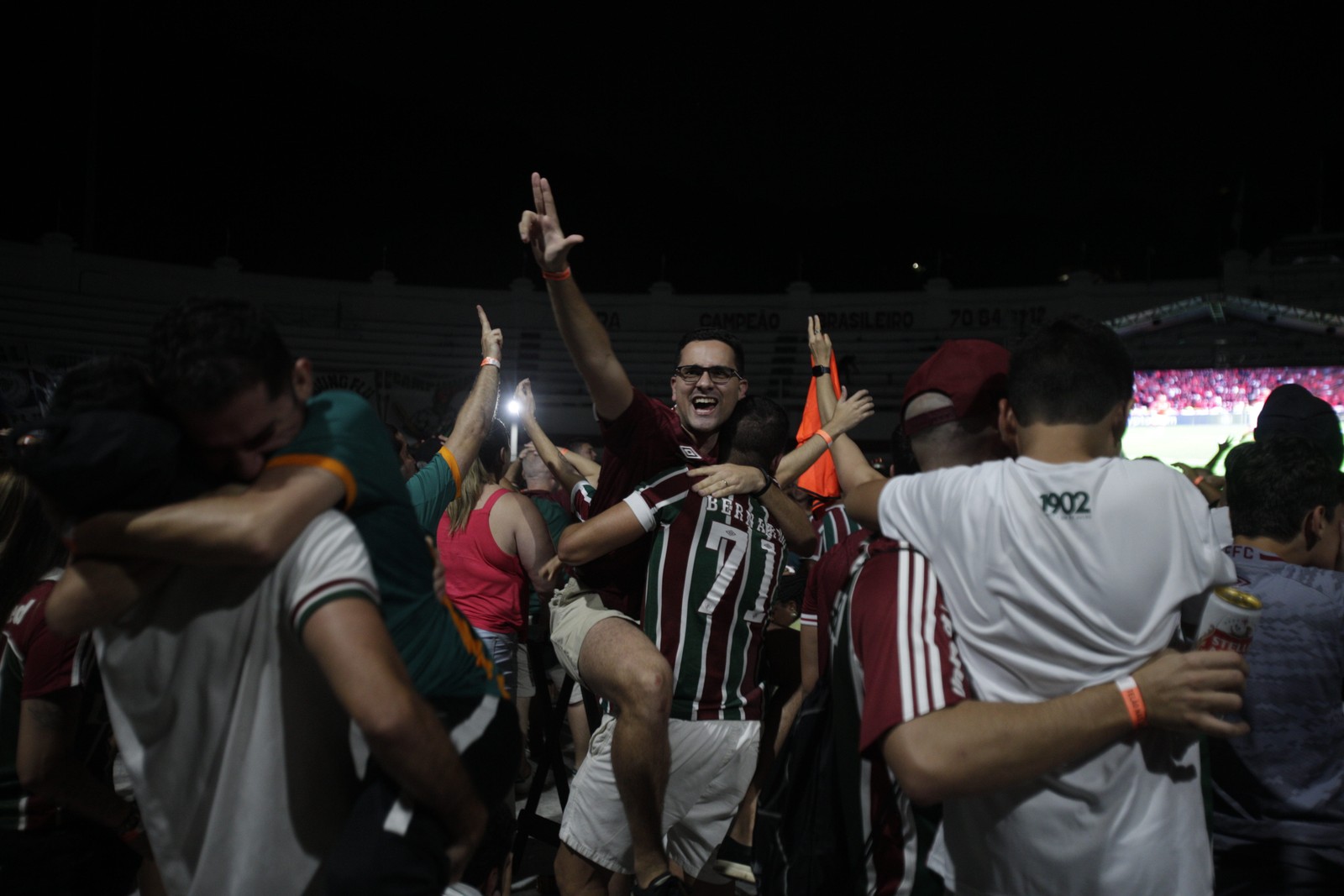 Torcedores do tricolor se abraçam após vitória de virada do Fluminense contra Internacional — Foto: Alexandre Cassiano/Agência O Globo