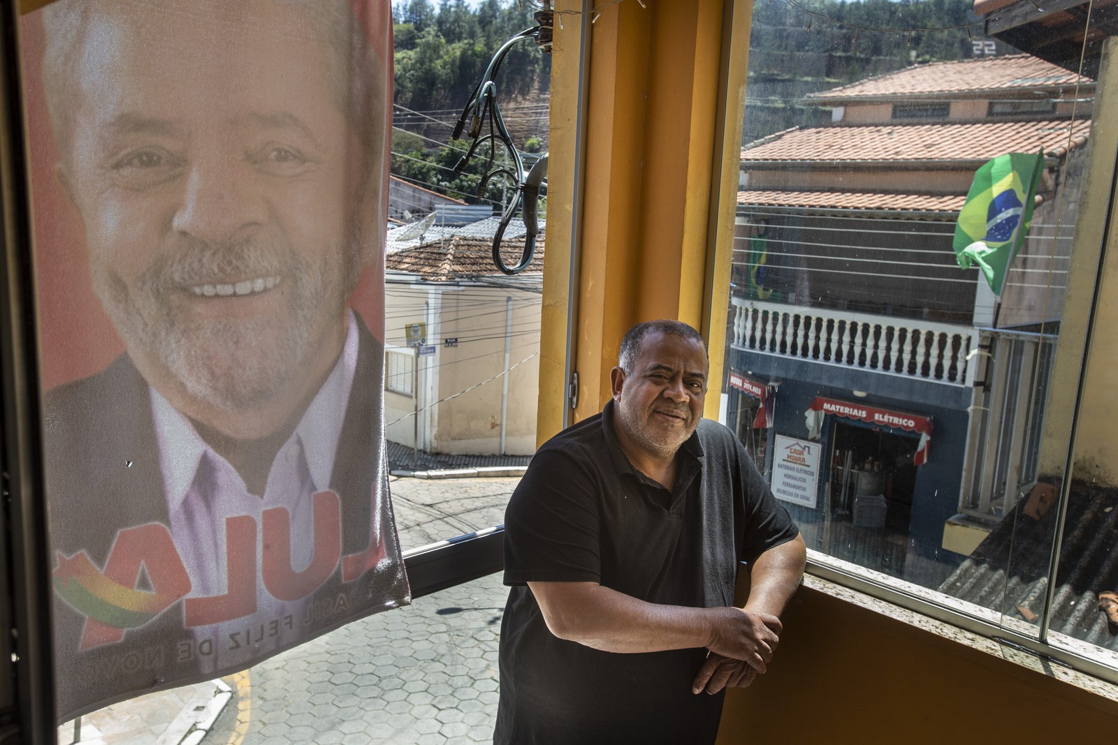 O professor Paulo César Barbosa, de Paraibuna, exibe uma toalha de Lula na vizinhança bolsonarista — Foto: Alexandre Cassiano/Agência O Globo