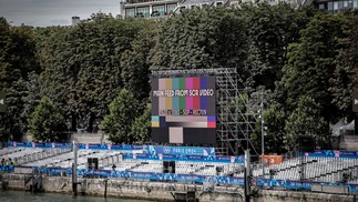 Telão para público acompanhar abertura de Paris-2024 — Foto: AFP