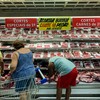 Clientes compram carnes em  Supermercado da rede Mundial, em Irajá - Brenno Carvalho/Agência O Globo