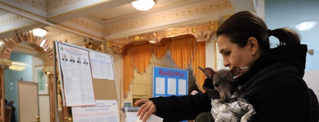 Mulher vota nas eleições presidenciais russas em uma seção eleitoral em Moscou, em 17 de março de 2024. — Foto: AFP