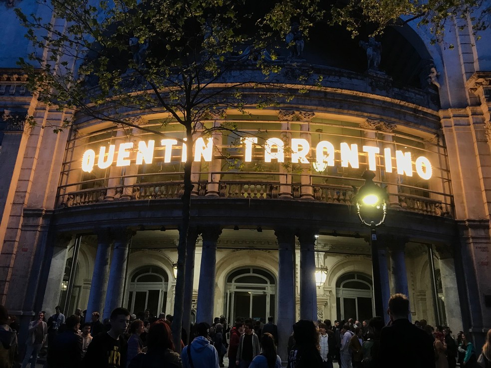 Fachada do teatro Coliseu, em Barcelona, ao receber Quentin Tarantino — Foto: Reprodução/Redes sociais