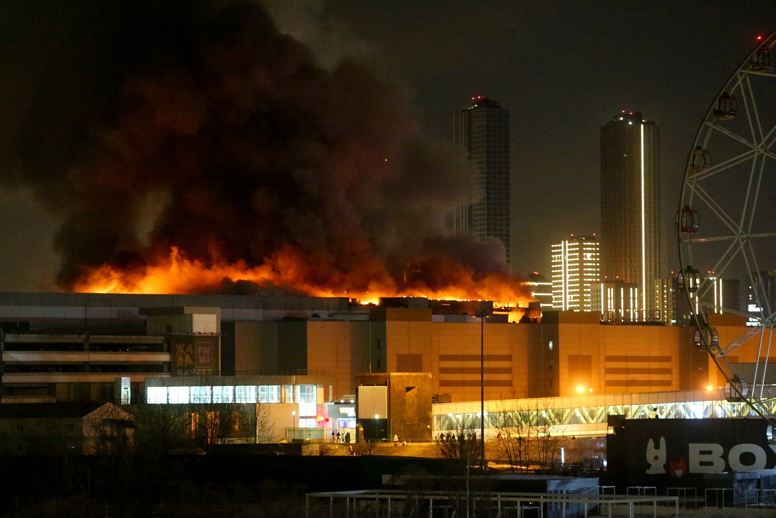 Sala de concertos em chamas no Crocus City Hall — Foto: Sergei VEDYASHKIN / Moskva News Agency / AFP