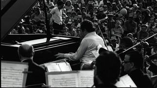 Jacques Klein: o pianista toca para uma multidão na Quinta da Boa Vista, em 1972 — Foto: Antônio Nery
