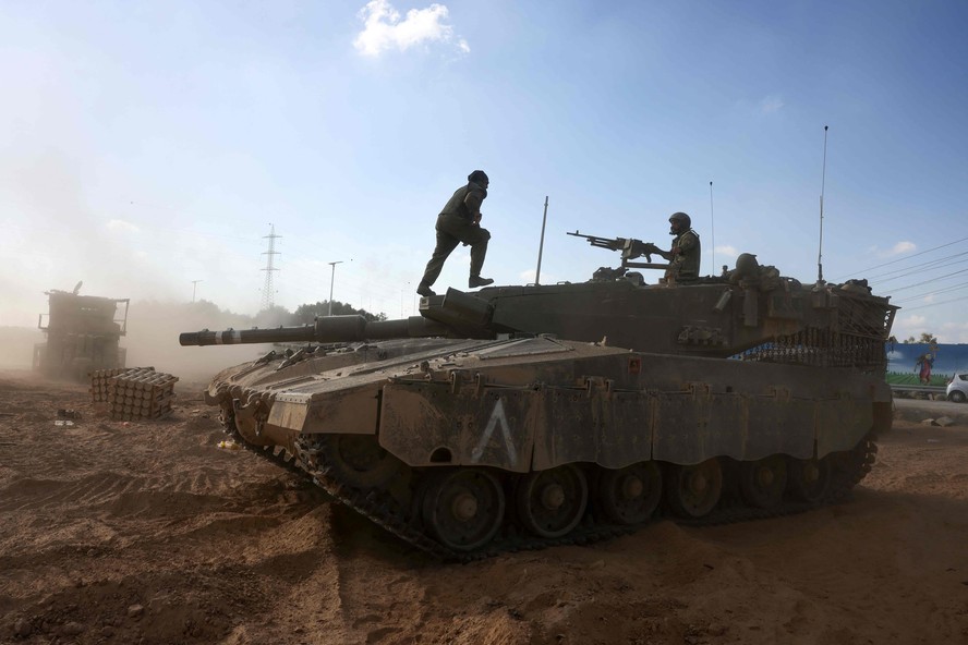 Soldados manobram tanque perto da Faixa de Gaza