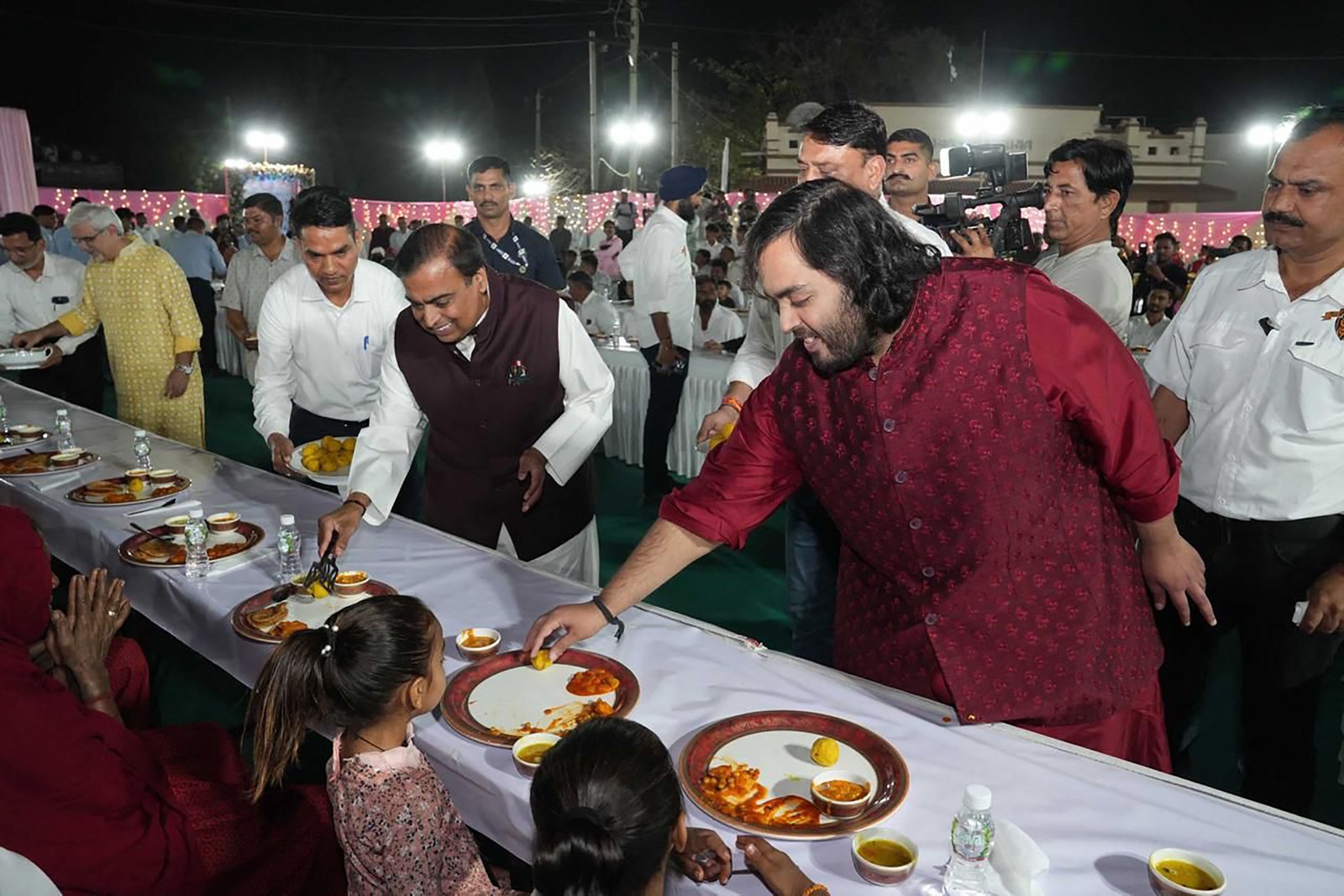 Mukesh Ambani e o filho Anant recebem comunidade para celebrar pré-casamento na Índia — Foto: AFP