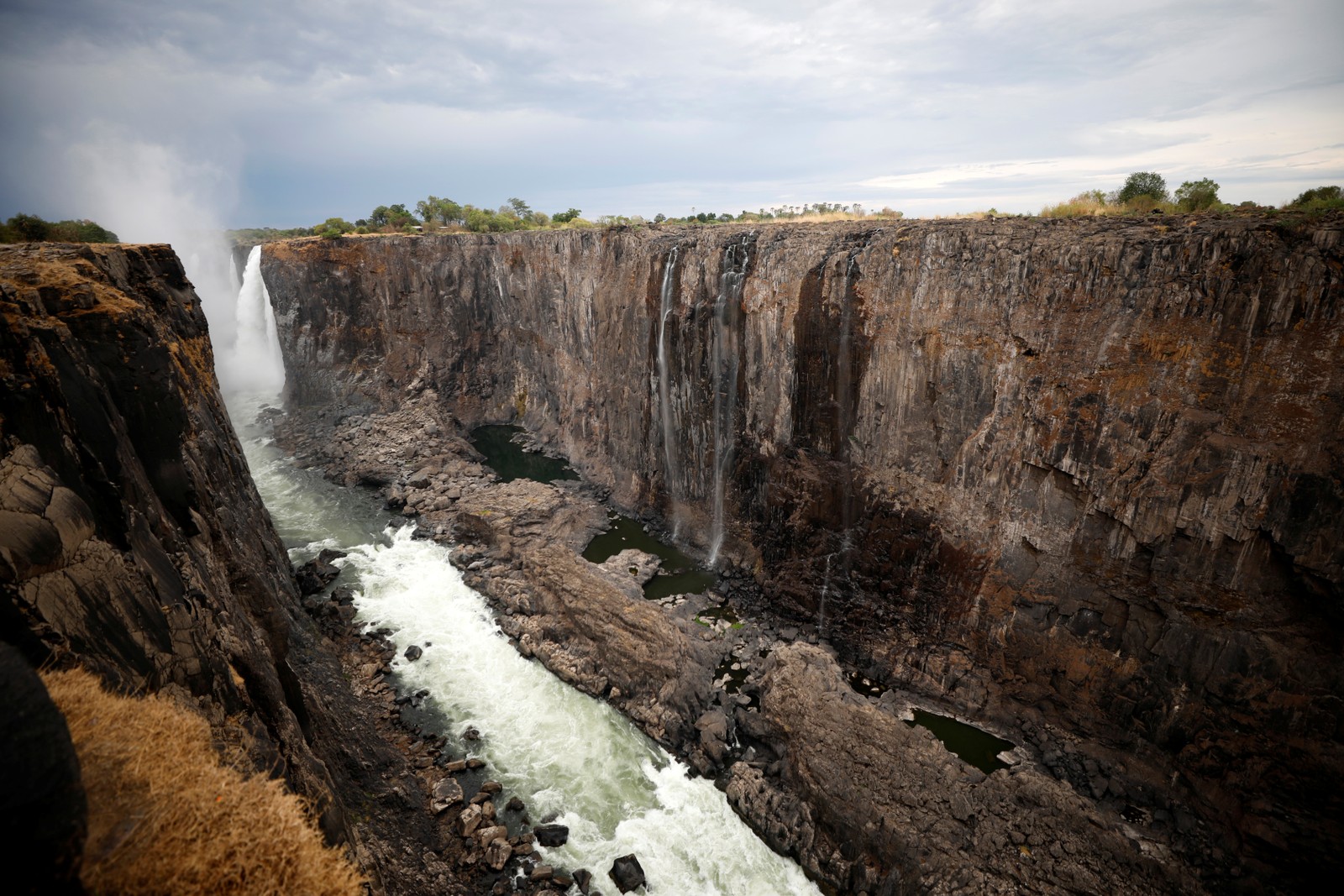 Alimentadas pelo rio Zambezi, as Victoria Falls (Cataratas de Vitória), na fronteira entre Zâmbia e Zimbábue, no Sul da África, enfrentaram, em 2019, a pior seca já registrada na região em um século. A paisagem, antes marcada pela queda d'água de tirar o fôlego, se tranfromou num grande abismo secoREUTERS