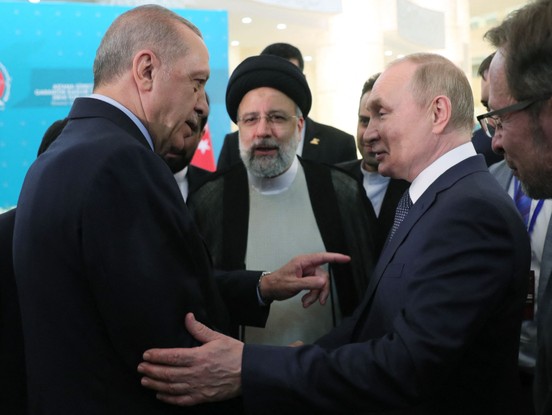 Erdogan (direita), o presidente iraniano Ebrahim Raisi e Putin em encontro recente em Teerã: para Mankoff, Eurásia é chave no futuro global