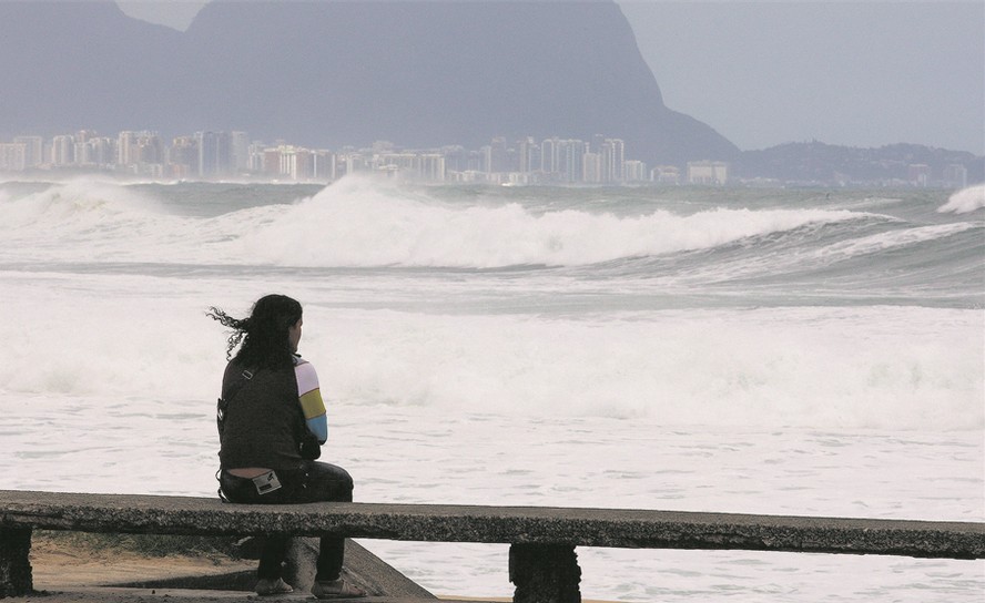 Ressaca nas praias da Zona Sul do Rio