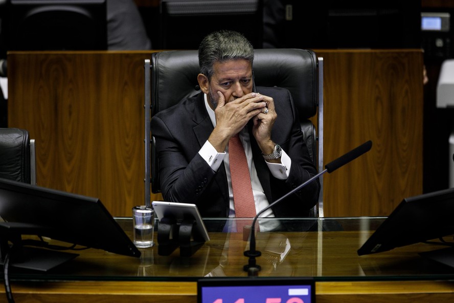 O presidente da Câmara, Arthur Lira (PP-AL), durante sessão que analisou prisão de Chiquinho Brazão (sem partido-RJ)