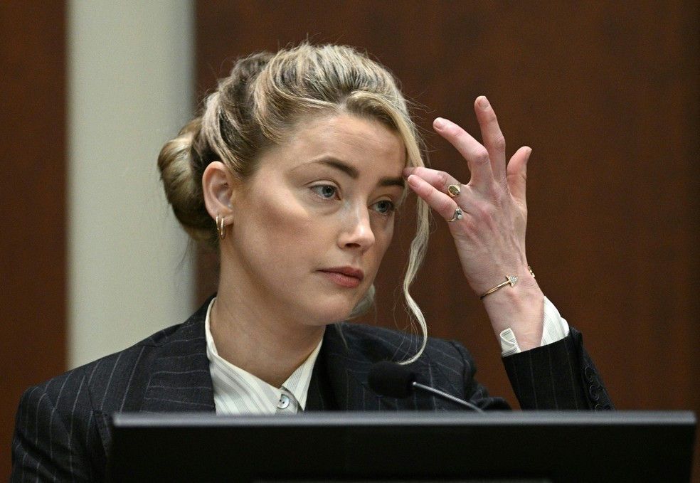 Amber Heard no Tribunal do Condado de Fairfax, na Virgínia, EUA, em 17 de maio de 2022 — Foto: BRENDAN SMIALOWSKI / AFP