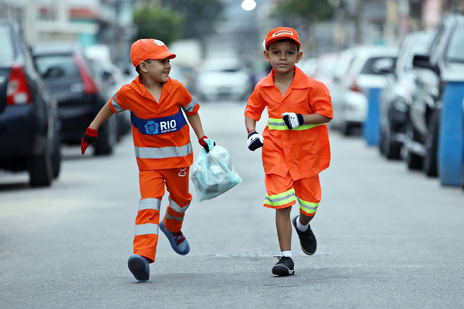 Uniformizados, eles recolhem papelão, garrafas pet e jornais — Foto: Lucas Tavares/O GLOBO