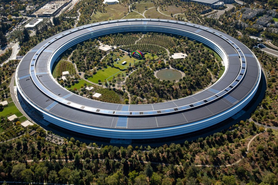 Vista de cima do campus do Apple Park em Cupertino, Califórnia. Apple desistiu de seu projeto de carro elétrico autônomo