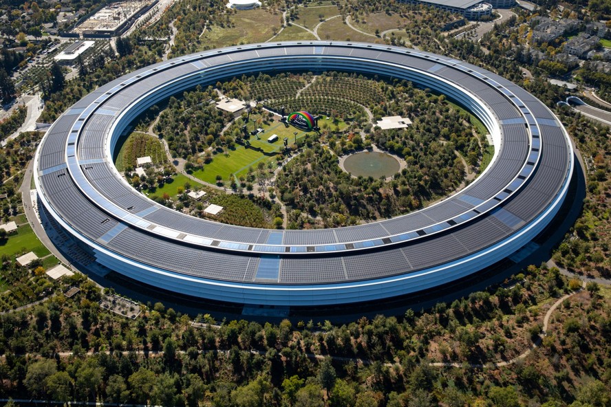 Vista de cima do campus do Apple Park em Cupertino, Califórnia. Apple voltou à lista das 100 melhores empresas para se trabalhar