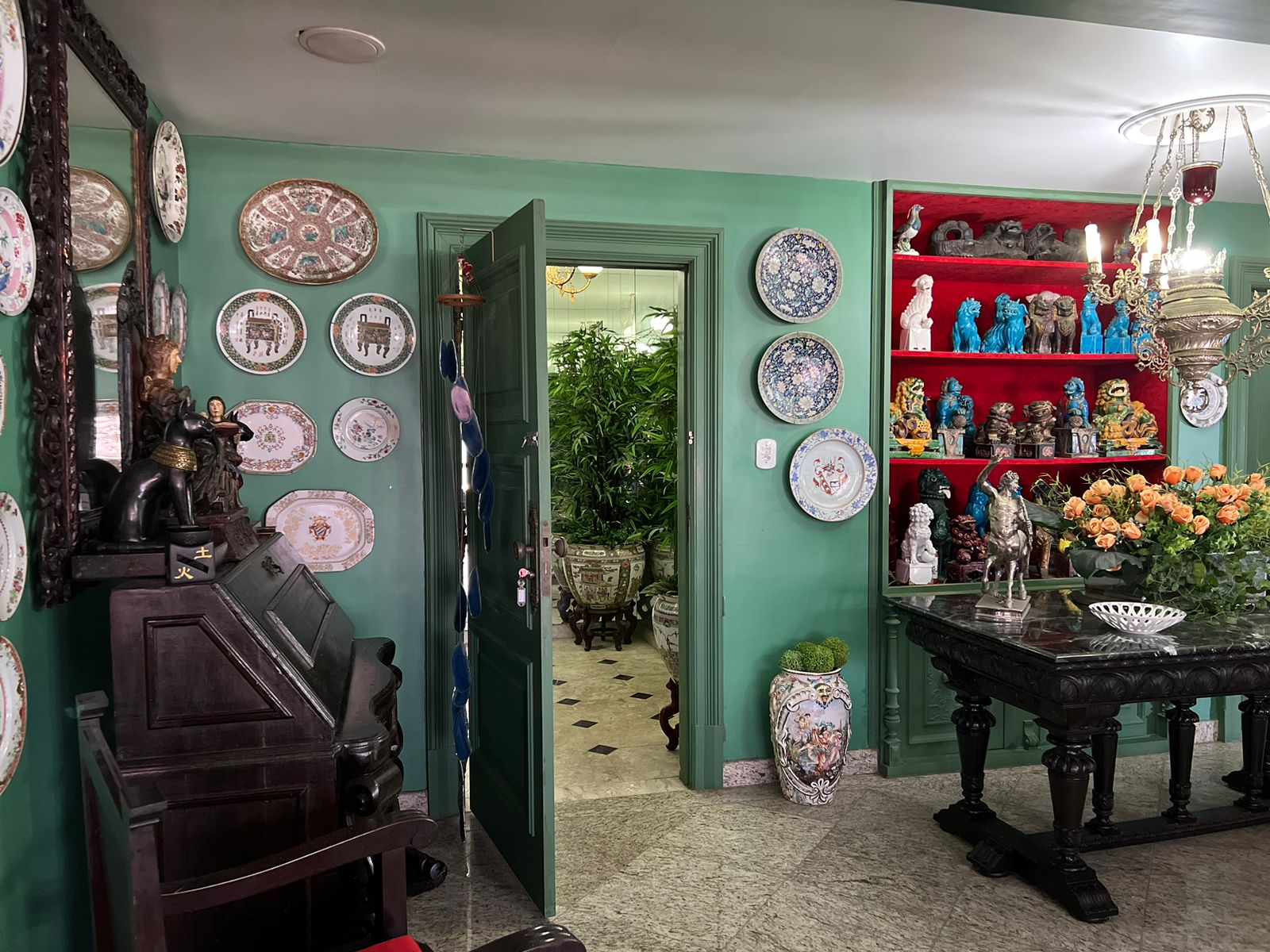Apartamento no Chopin onde vive a socialite Regina Gonçalves — Foto: Thayssa Rios / O Globo