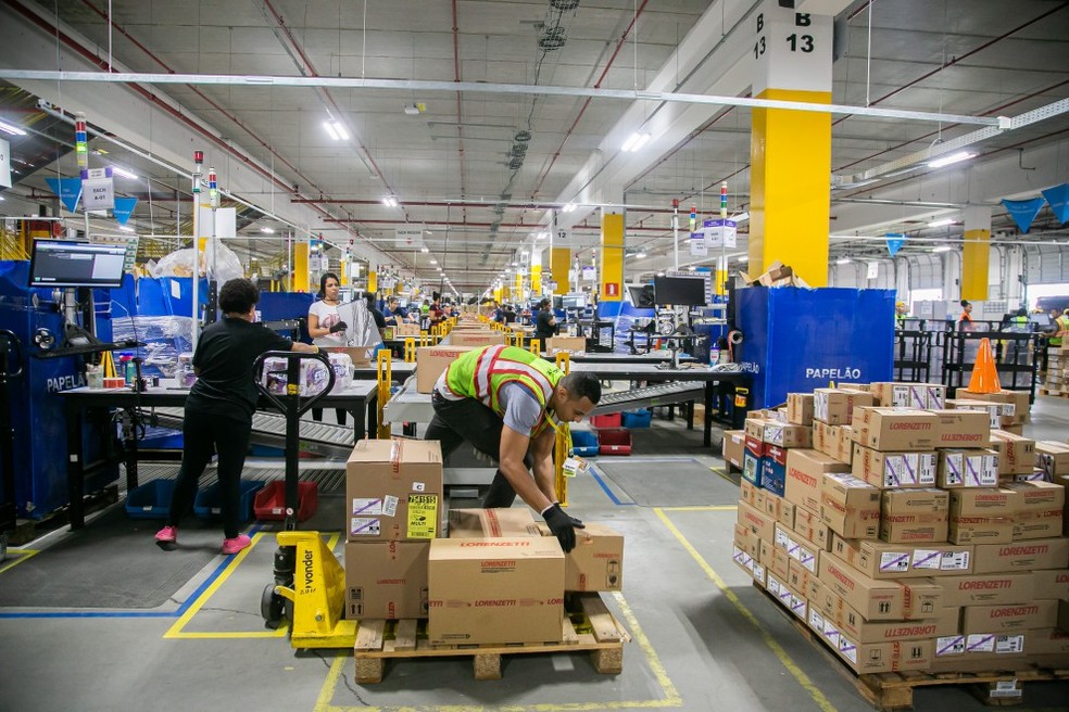 Centro de distribuição da Amazon, em São João de Meriti. — Foto: Rebecca Maria / Agência O Globo