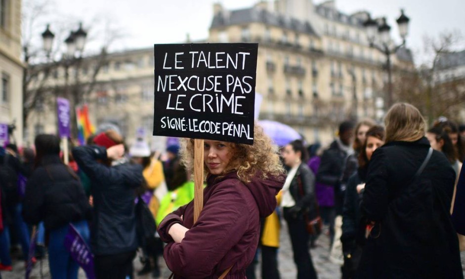 "O talento não absolve o crime. Assinado: código penal". O diretor de cinema Roman Polanski foi lembrado por muitas manifestantes no ato do Dia Internacional das Mulheres em Paris. Condenado pelo estupro de uma menina de 13 anos nos EUA, nos anos 1970, ele venceu o César de melhor diretor, na semana passada, o que desencadeou uma série de protestos e condenações públicas aos responsáveis pela premiação AFP