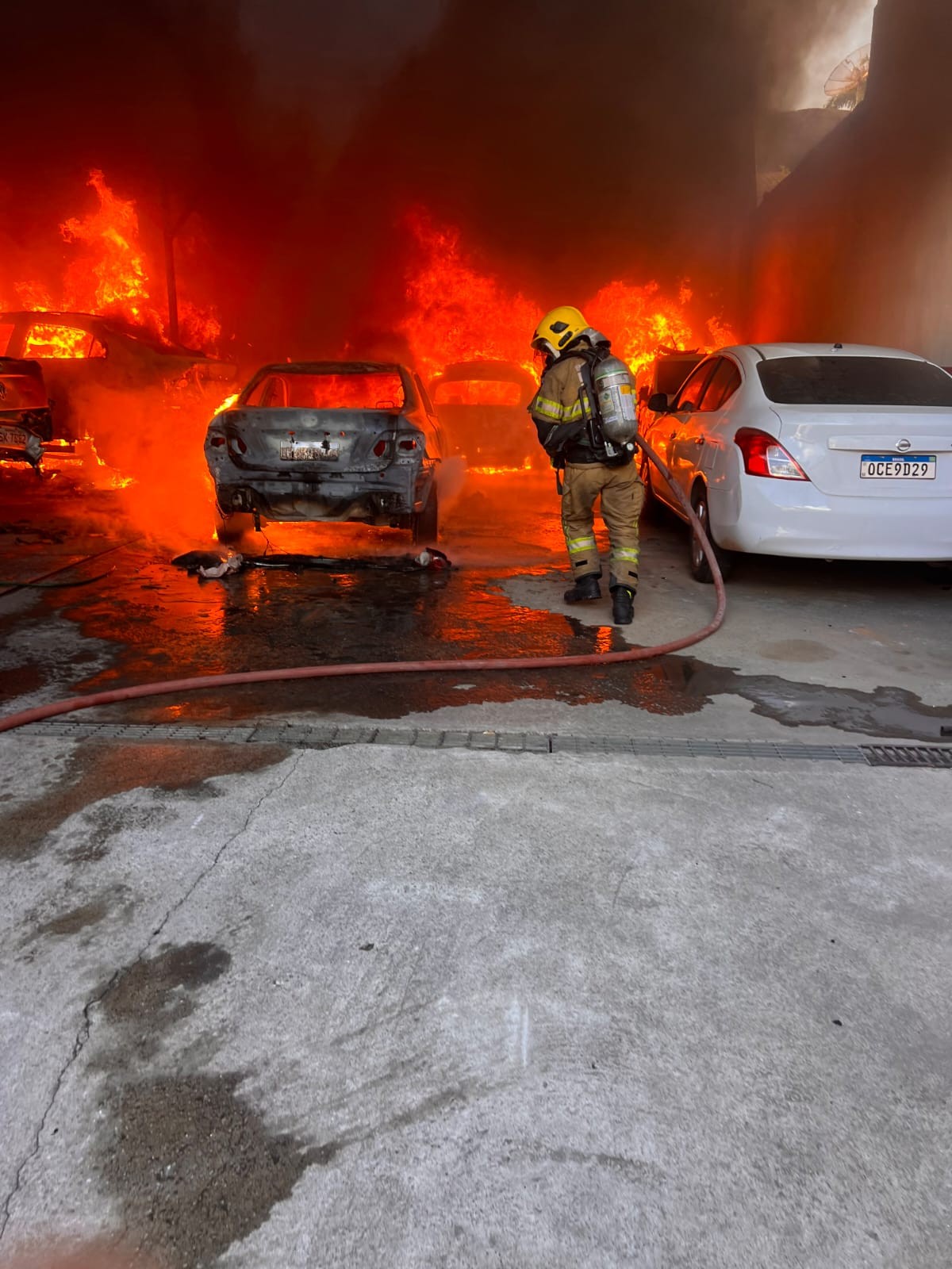 Incêndio destrói 12 veículos em oficina mecânica, em Ipatinga (MG) — Foto: Divulgação