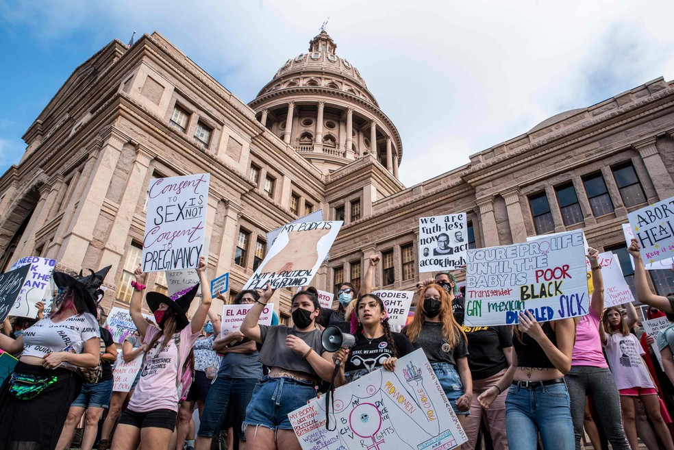 Protesto de mulheres em frente à Suprema Corte dos EUA, que retrocedeu no direito ao aborto no país — Foto: Sergio Flores/AFP